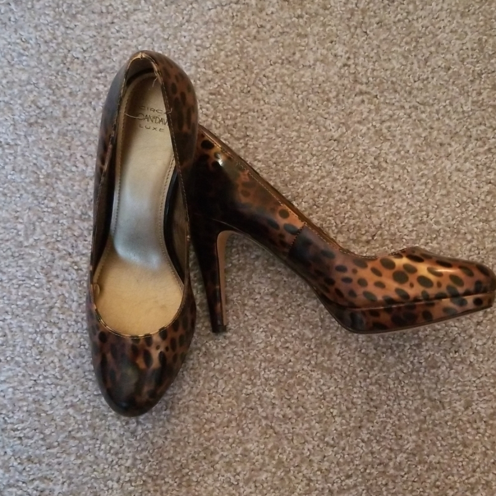 Circa Joan & David women's platform pump